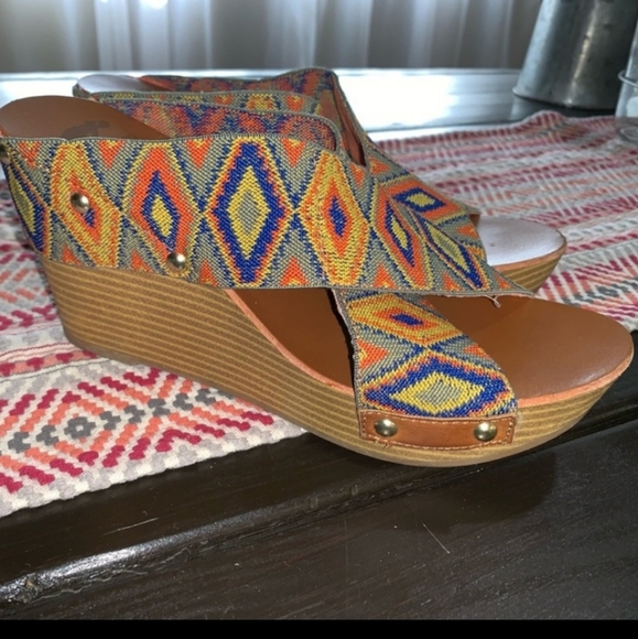 Rocket Dog Shoes - Rocket dog Aztec wedge slides sz8.5